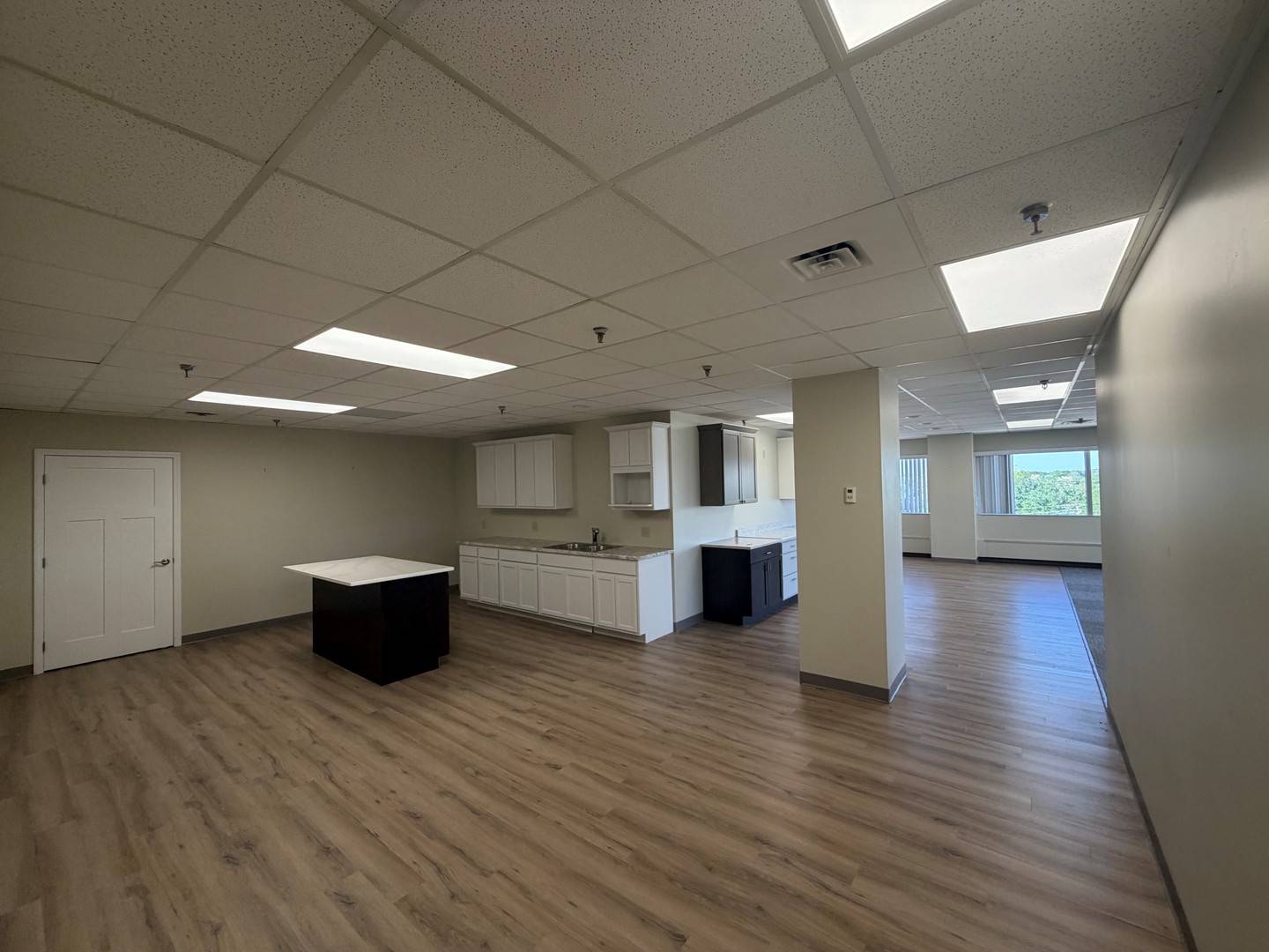 2550 MIDDLE RD #402, Bettendorf, IA 52722
