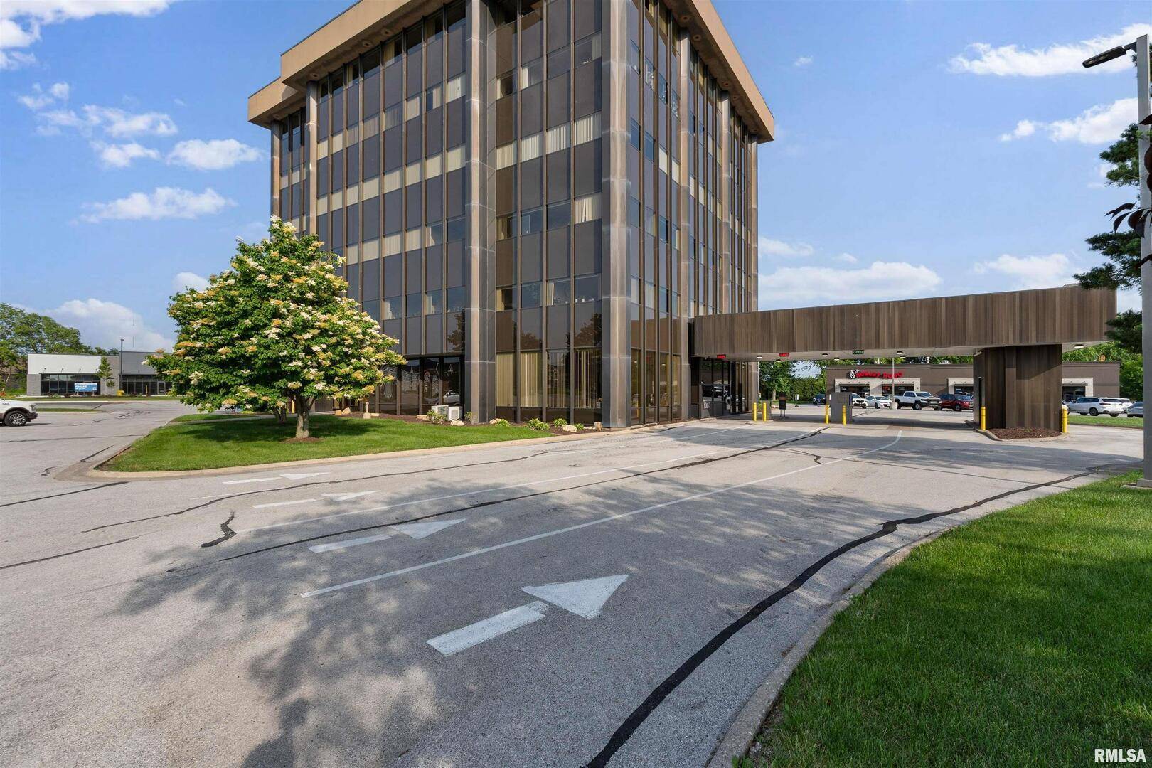 2550 MIDDLE RD #402, Bettendorf, IA 52722