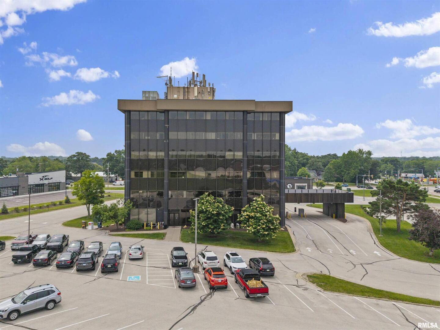 2550 MIDDLE RD #402, Bettendorf, IA 52722