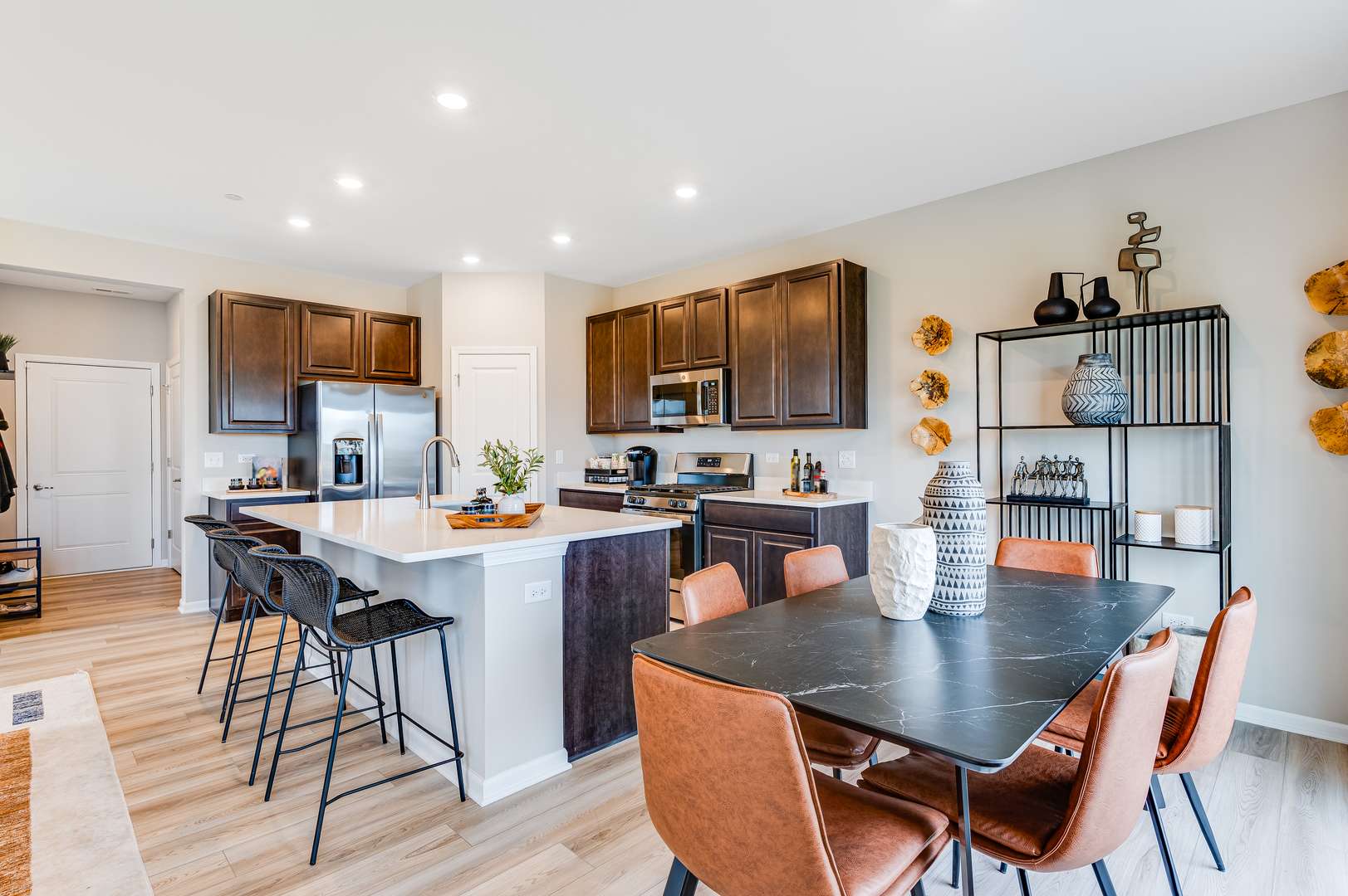 311 Red Oak CIR, Volo, IL 60020
