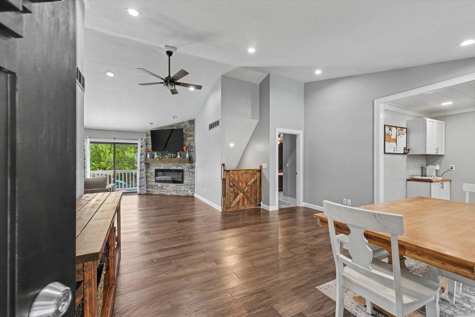 808 Cedar Ridge CT, Mahomet, IL 61853