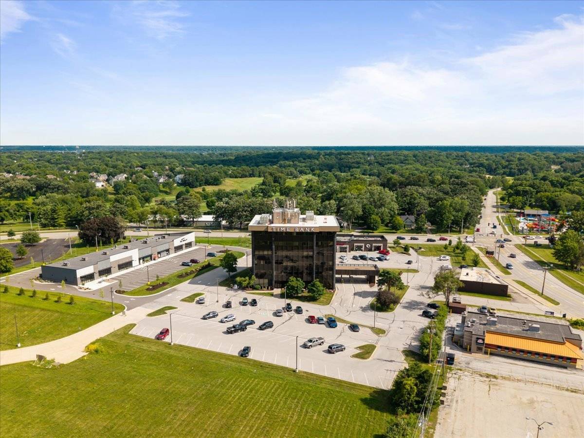 2550 MIDDLE RD #506, Bettendorf, IA 52722