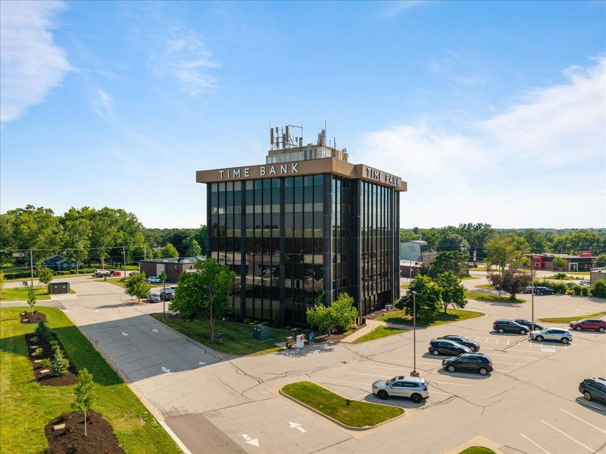 2550 MIDDLE RD #506, Bettendorf, IA 52722
