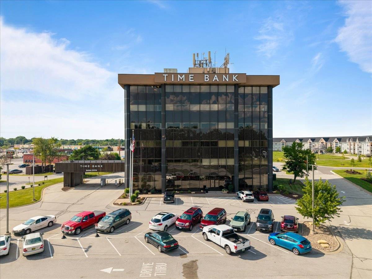 2550 MIDDLE RD #506, Bettendorf, IA 52722