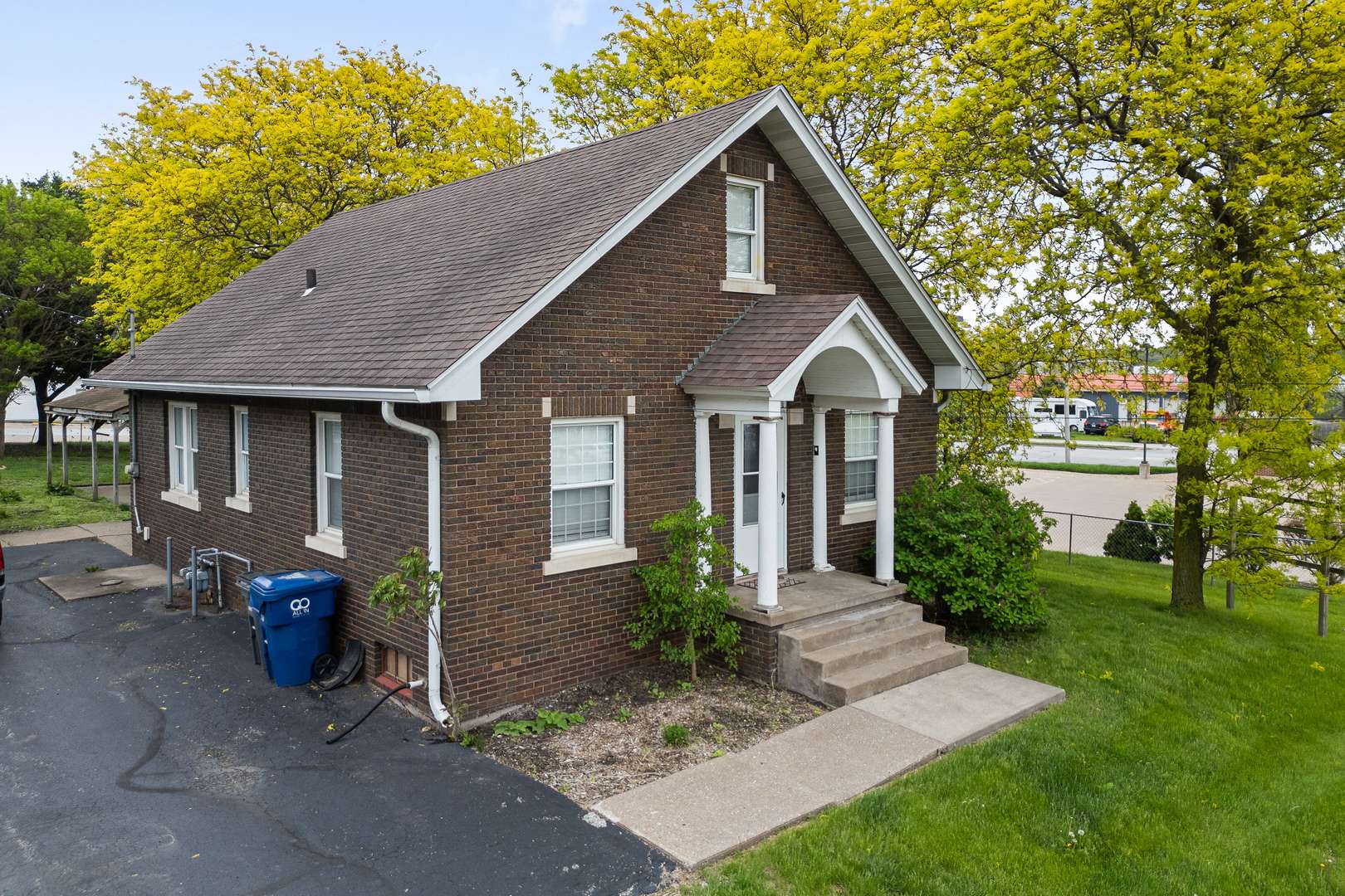 425 and 428 1/2 28th ST, Bettendorf, IA 52722