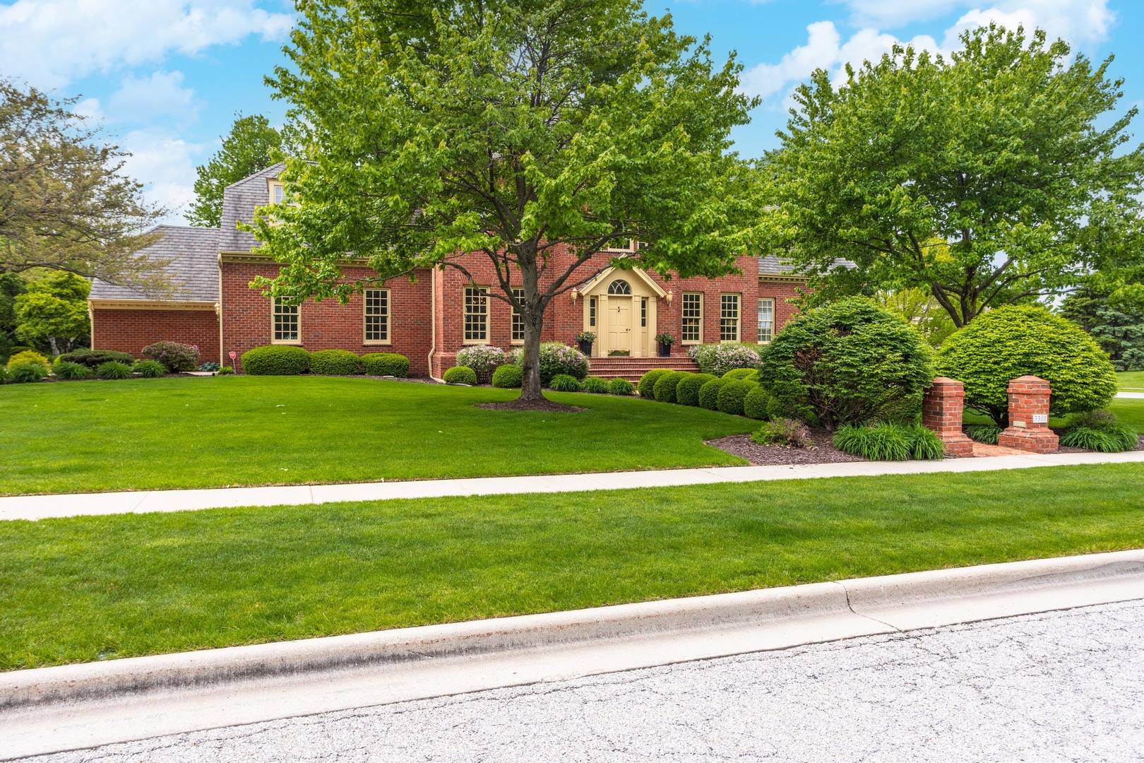 3301 Wisteria LN, Bloomington, IL 61704