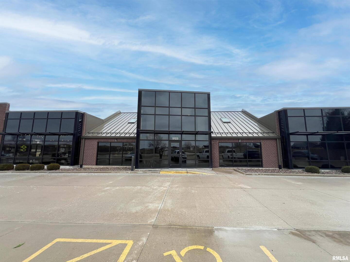 5123 MIDDLE RD #120, Bettendorf, IA 52722