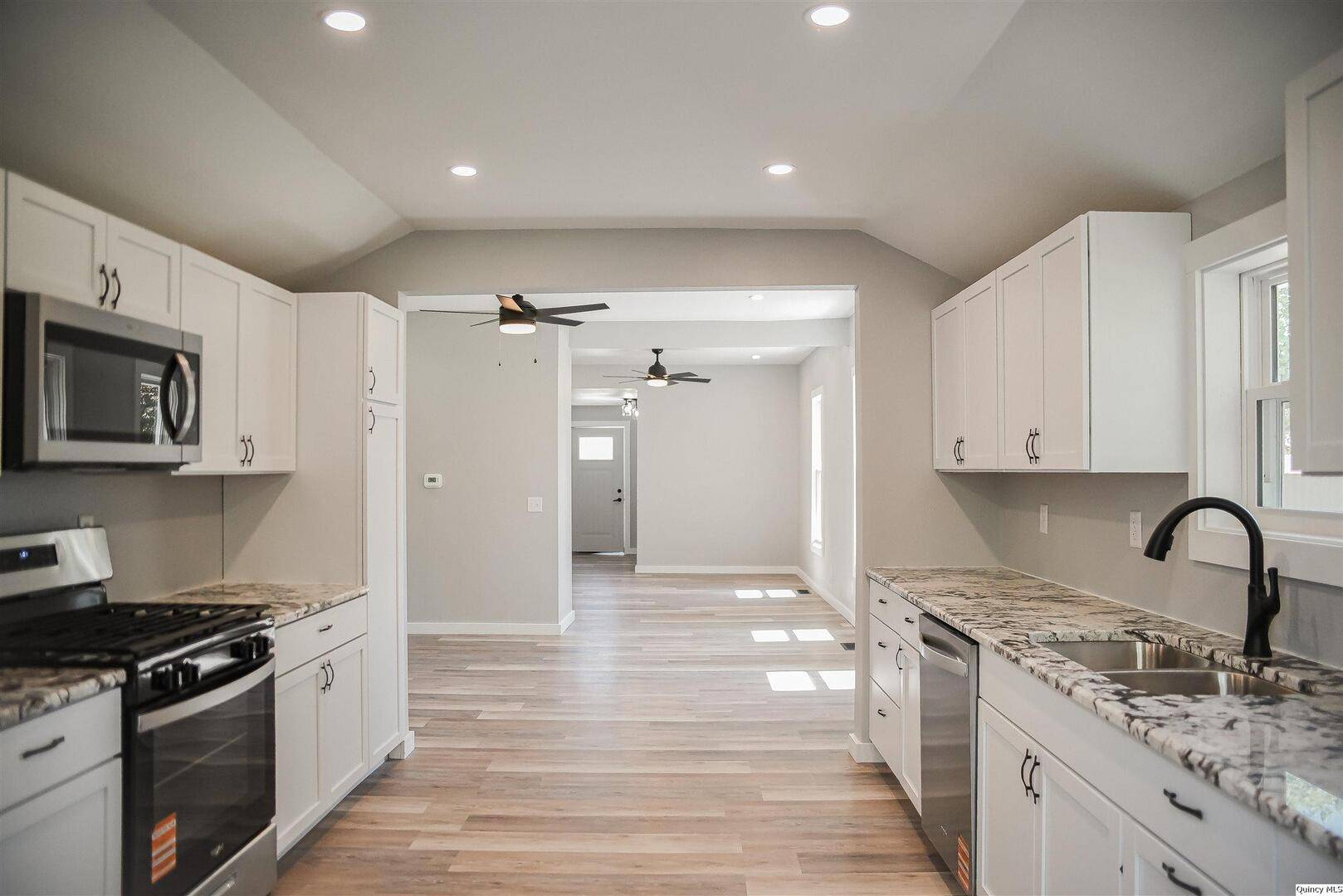 113 W 4th, Golden, IL 62339