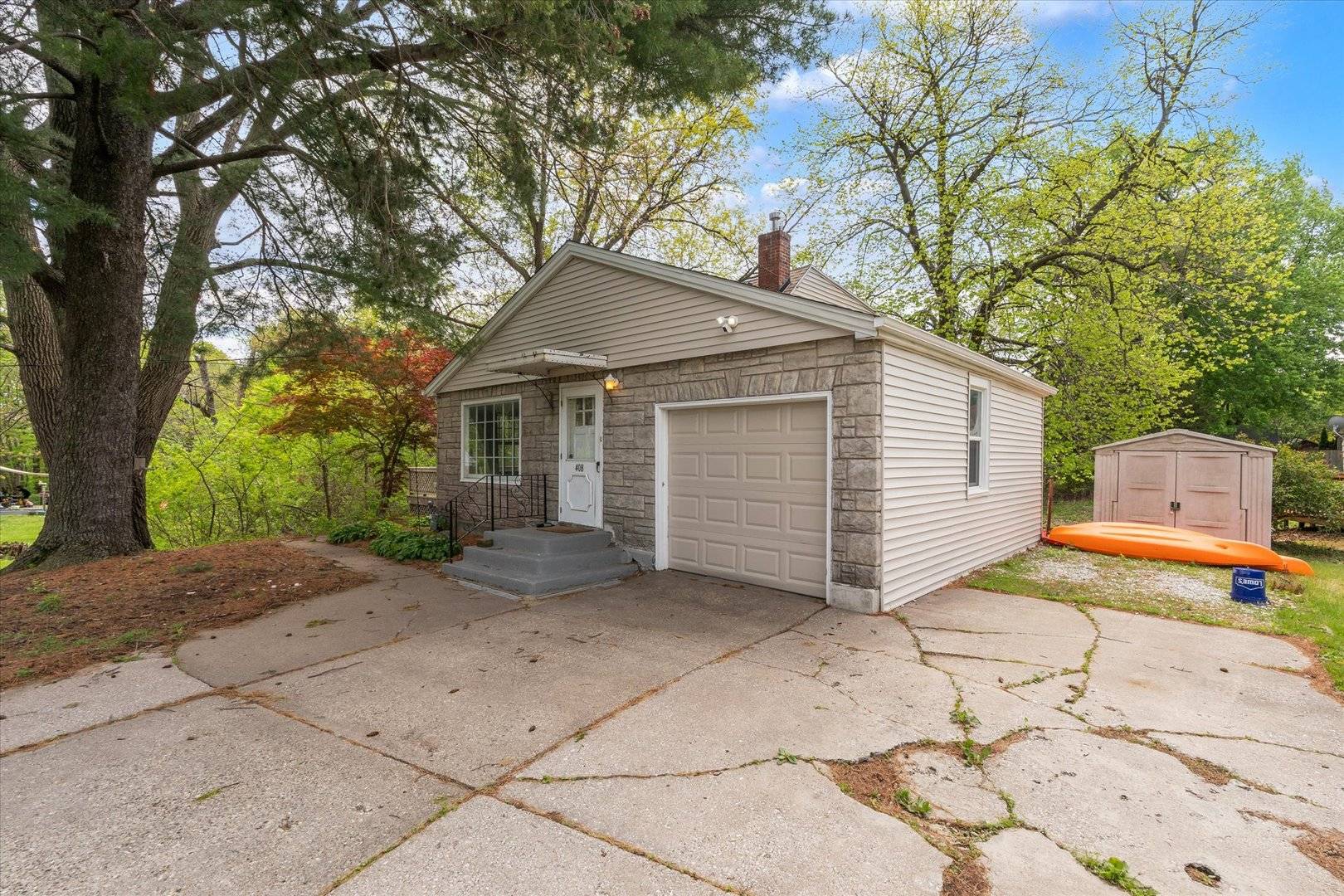 408 32nd AVE, Moline, IL 61265