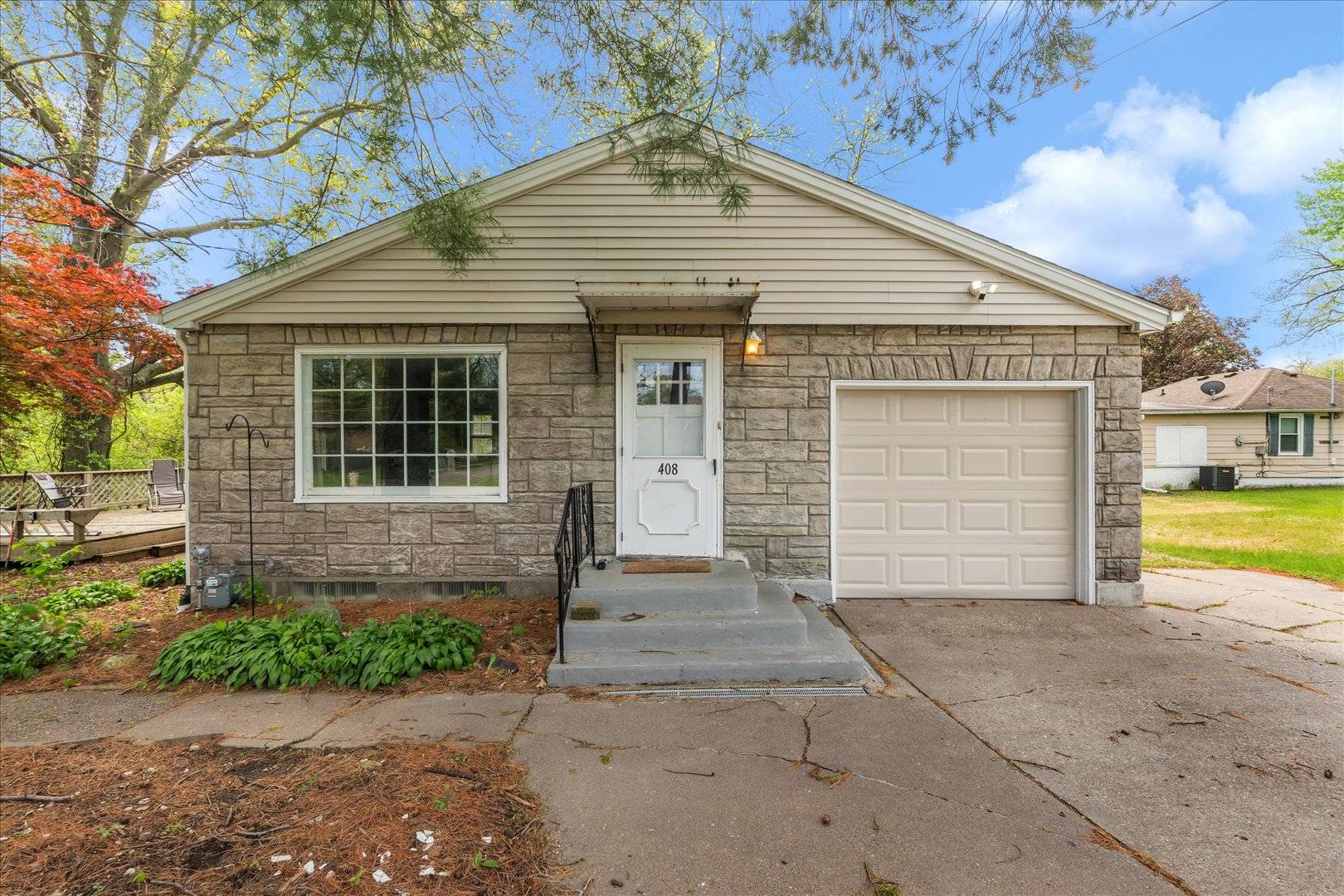 408 32nd AVE, Moline, IL 61265
