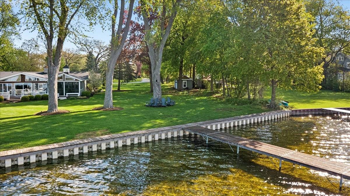 649 Woodland DR, Crystal Lake, IL 60014