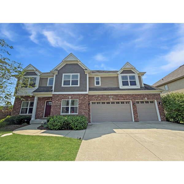 601 Oak LN, South Elgin, IL 60177