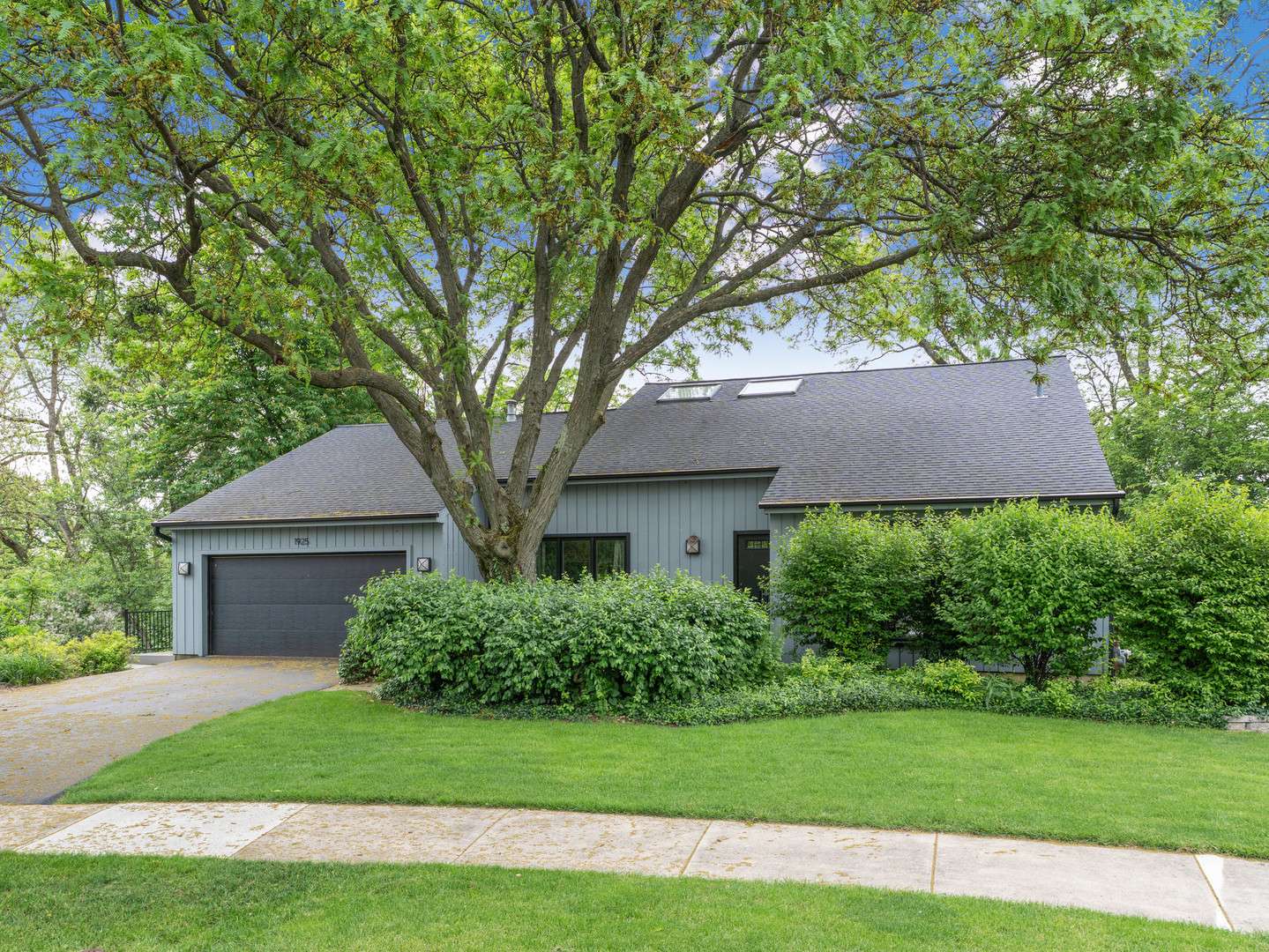 1925 Pine RD, Lisle, IL 60532