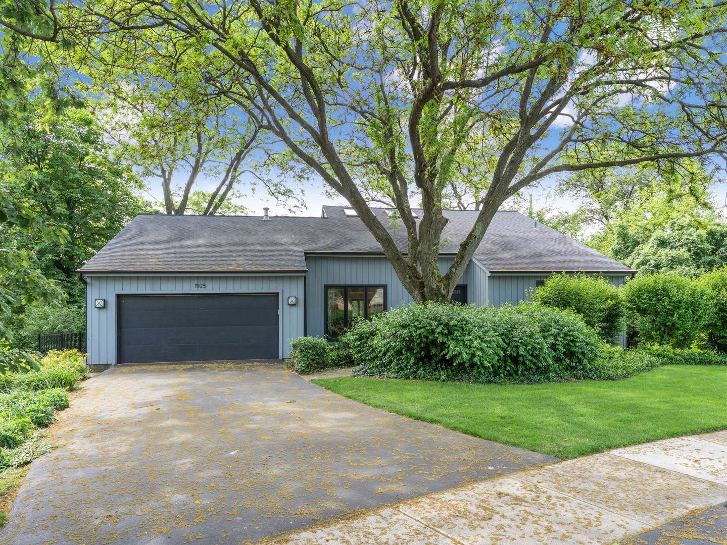 1925 Pine RD, Lisle, IL 60532