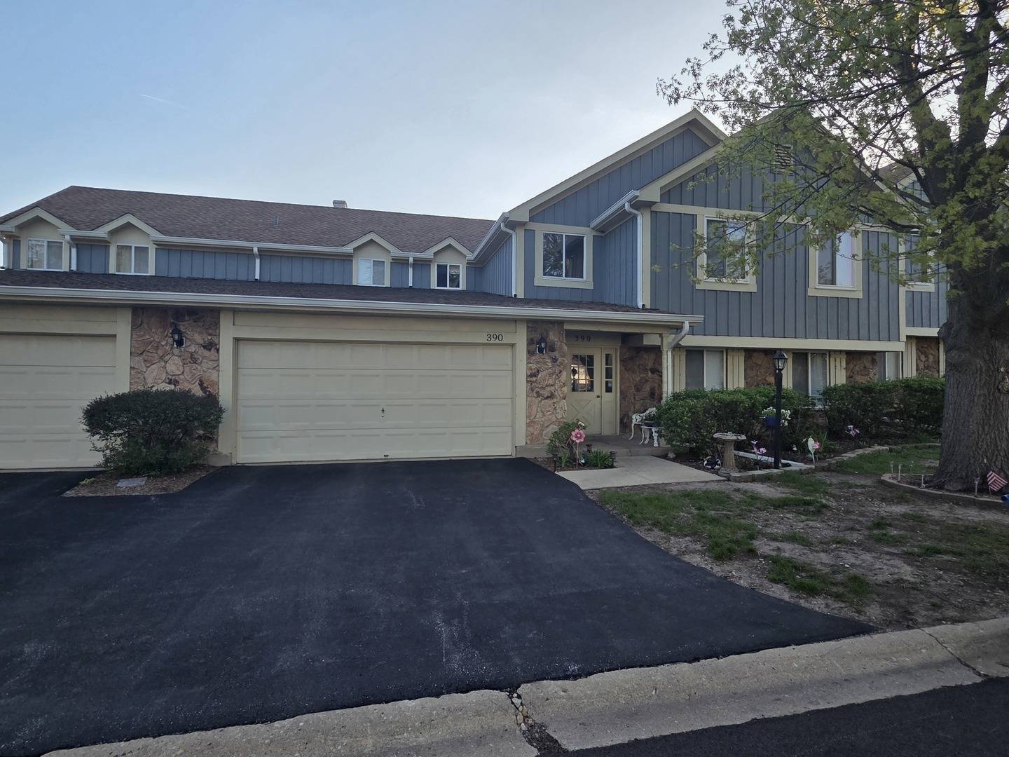 390 Springlake LN #B, Aurora, IL 60504