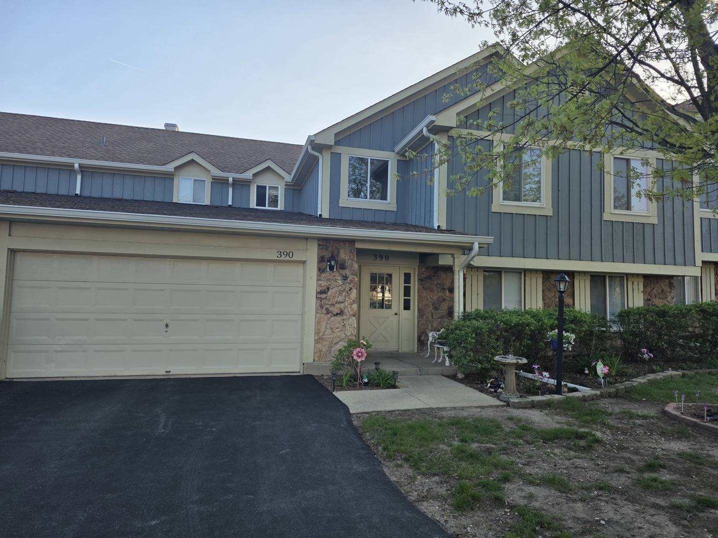 390 Springlake LN #B, Aurora, IL 60504