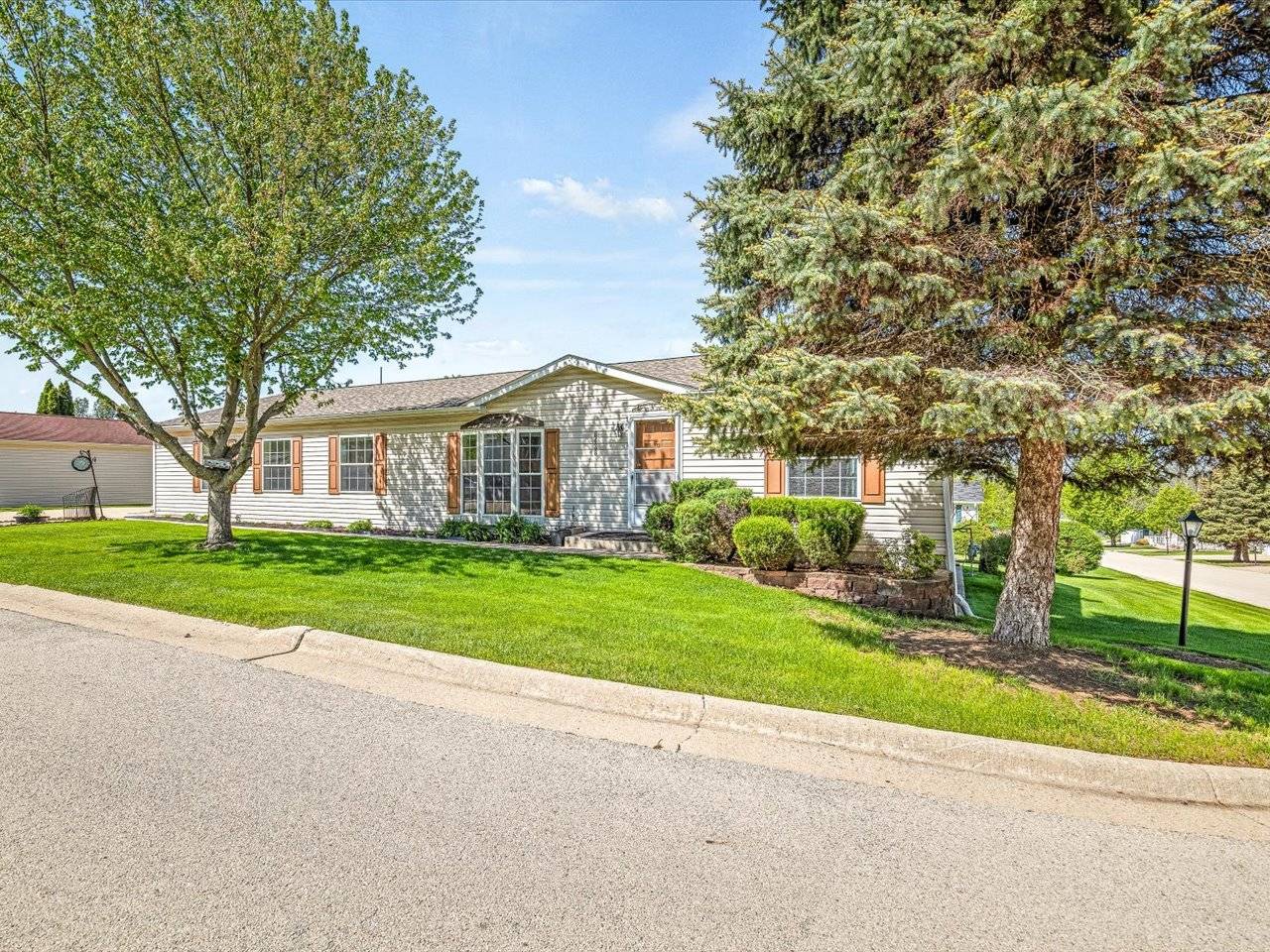 8438 HICKORY TREE DR, Machesney Park, IL 61115