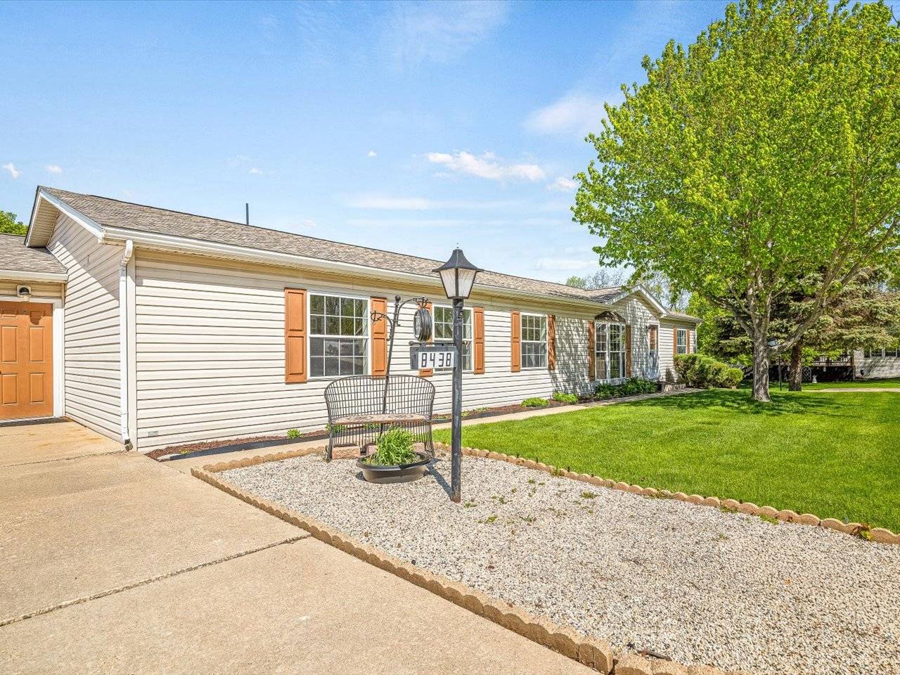 8438 HICKORY TREE DR, Machesney Park, IL 61115