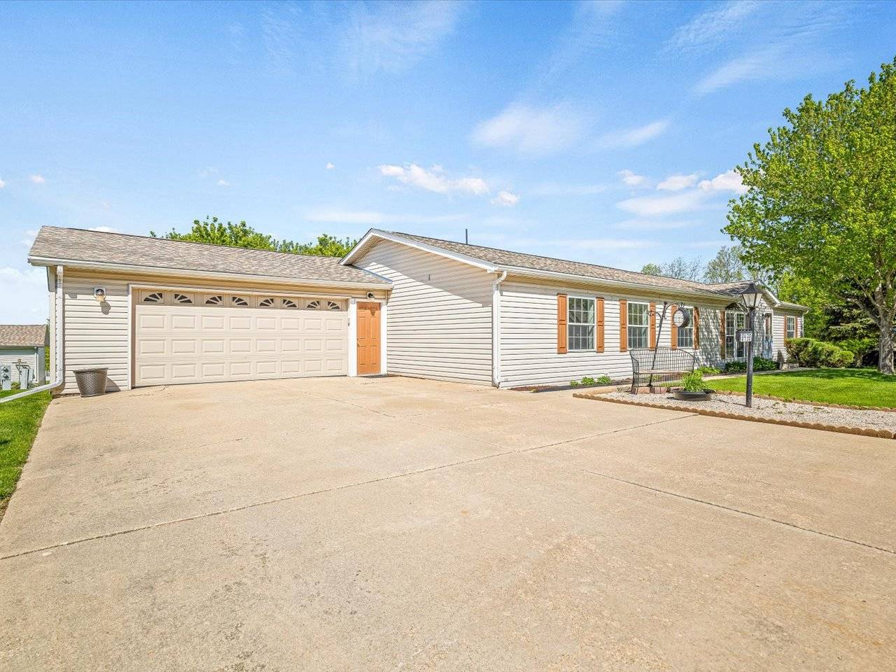 8438 HICKORY TREE DR, Machesney Park, IL 61115
