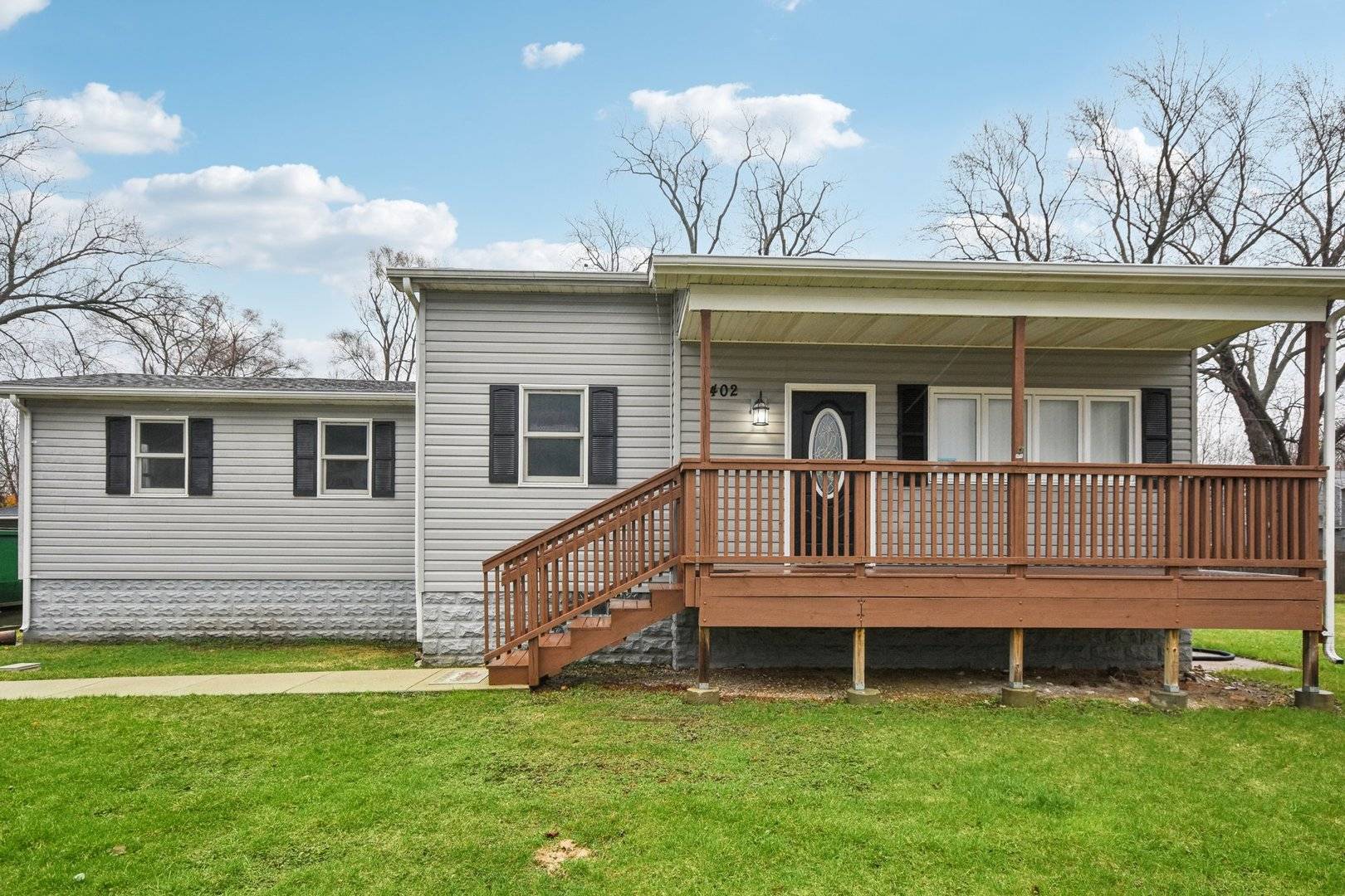 402 Lily LN, Lakemoor, IL 60051