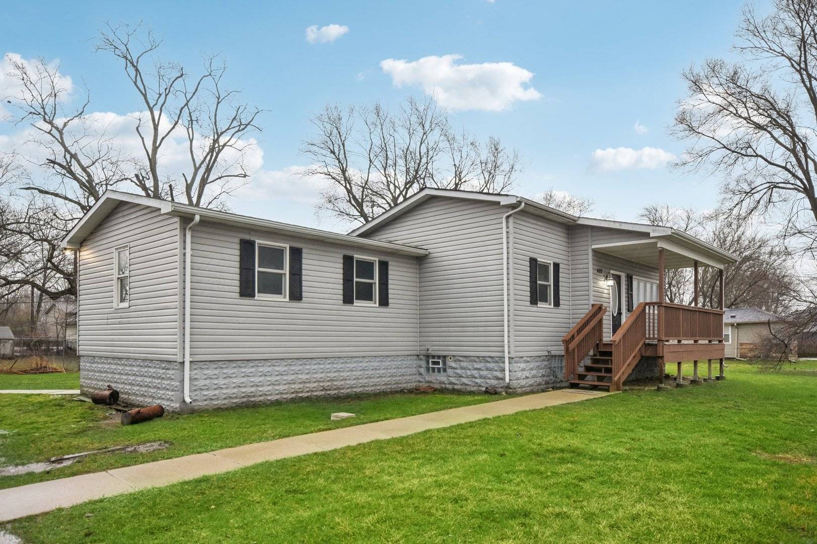 402 Lily LN, Lakemoor, IL 60051
