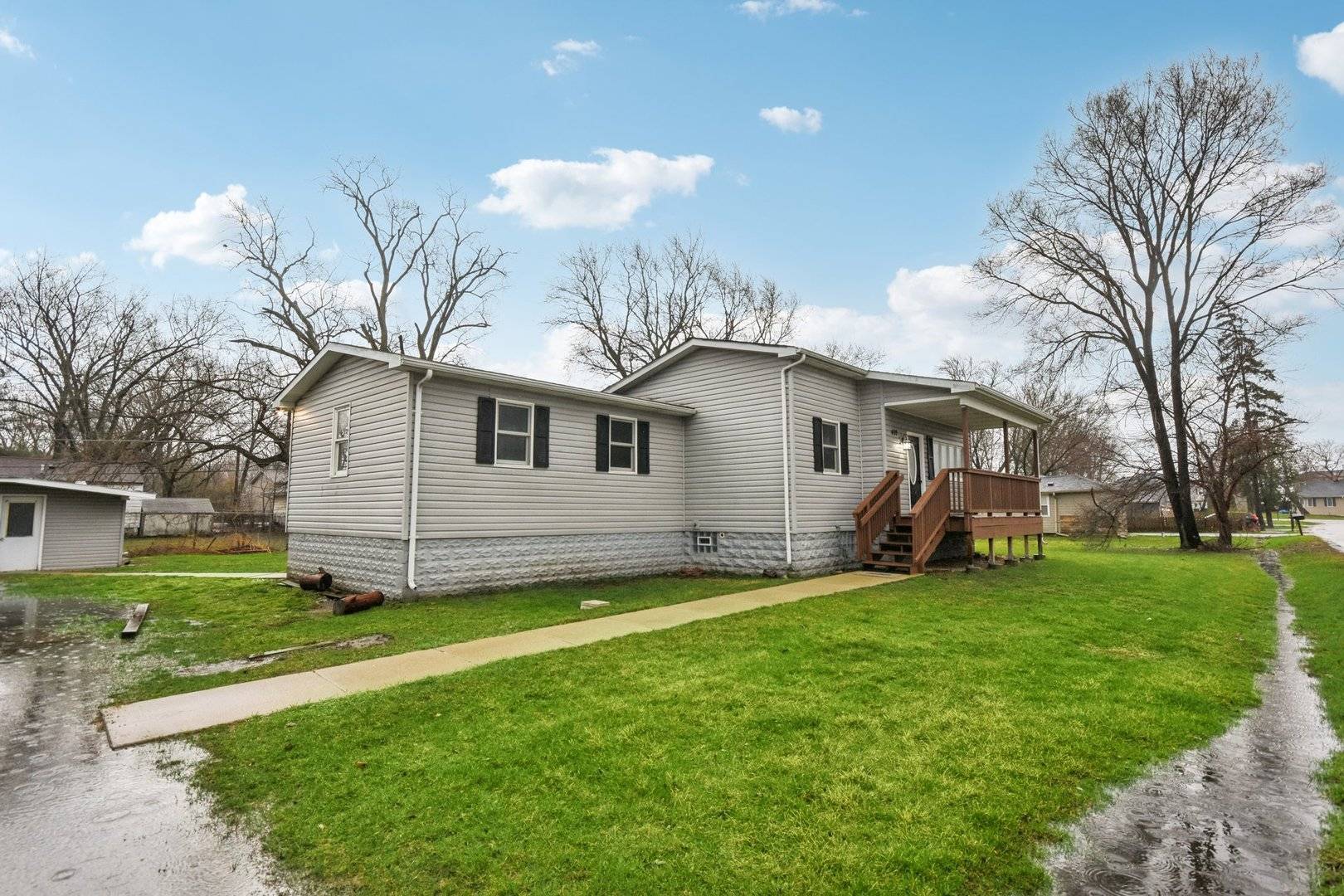 402 Lily LN, Lakemoor, IL 60051