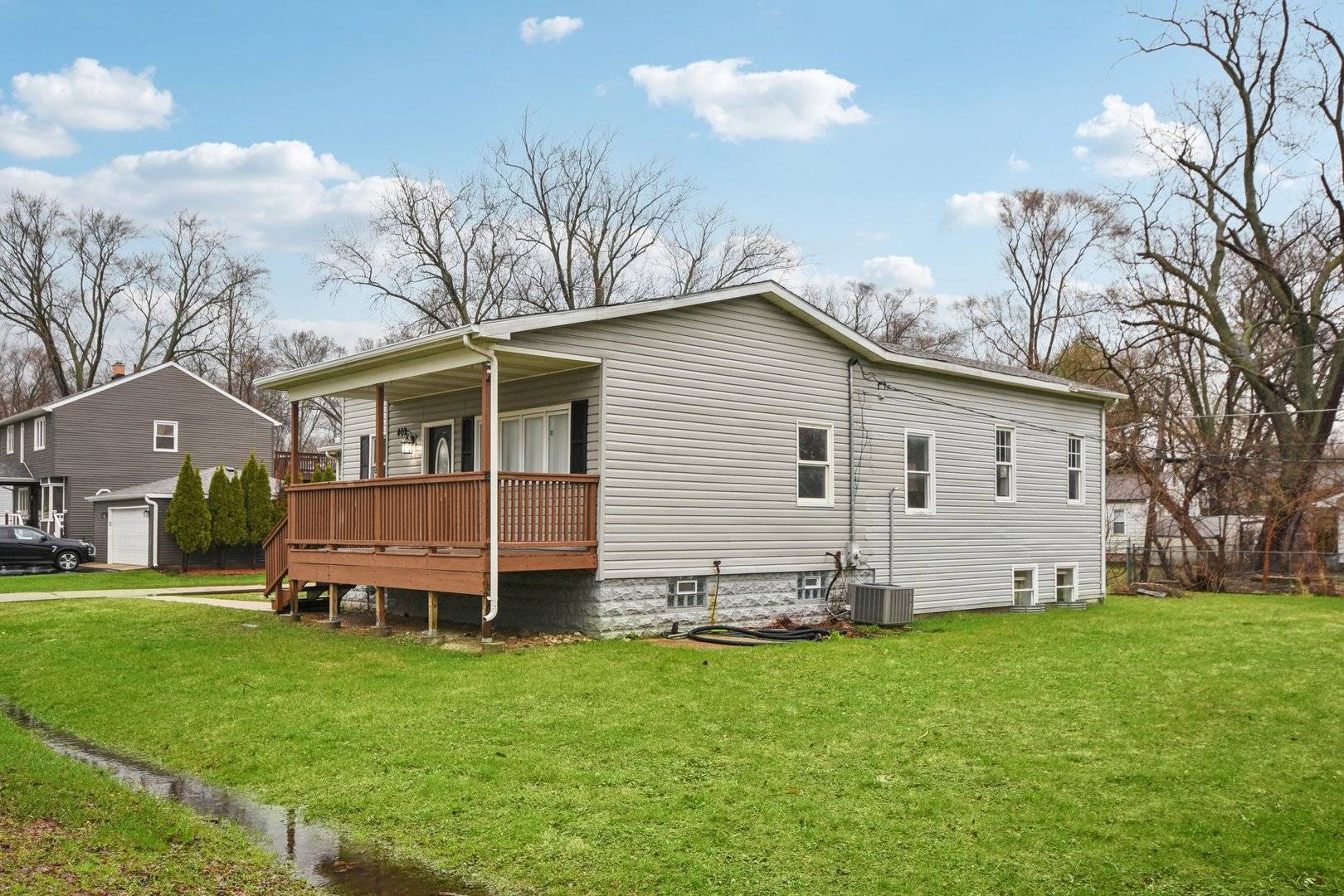 402 Lily LN, Lakemoor, IL 60051