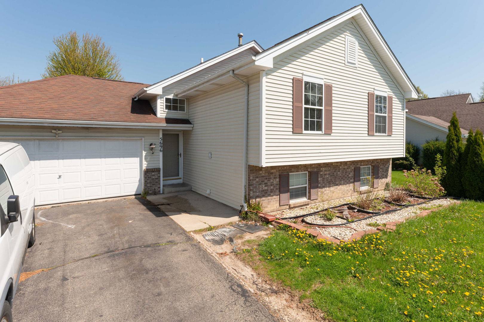 5696 Heidi DR, Rockford, IL 61109