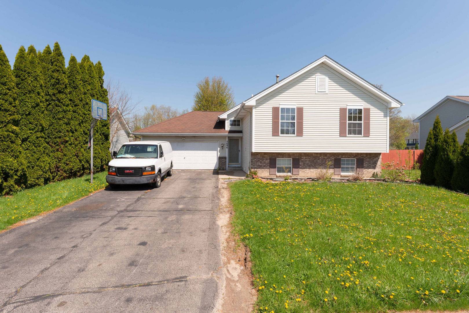 5696 Heidi DR, Rockford, IL 61109