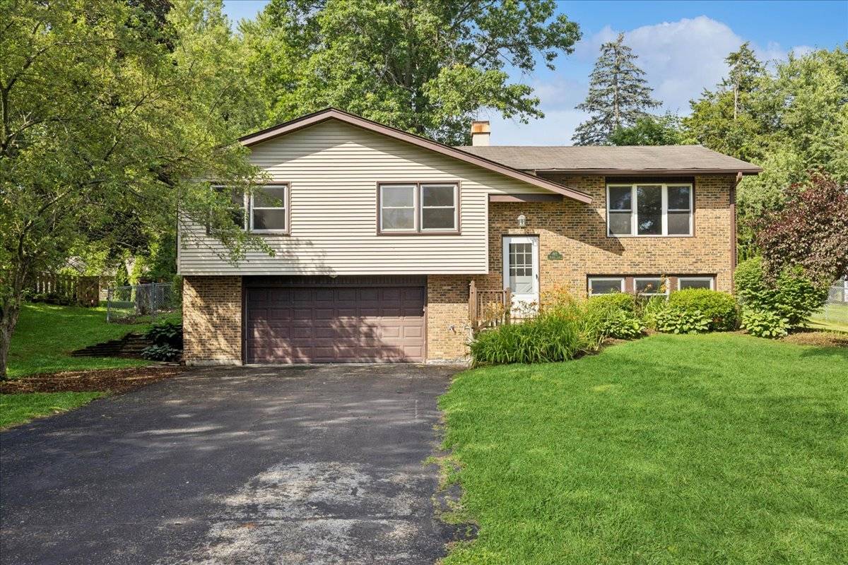 4913 Redbird LN, Crystal Lake, IL 60012