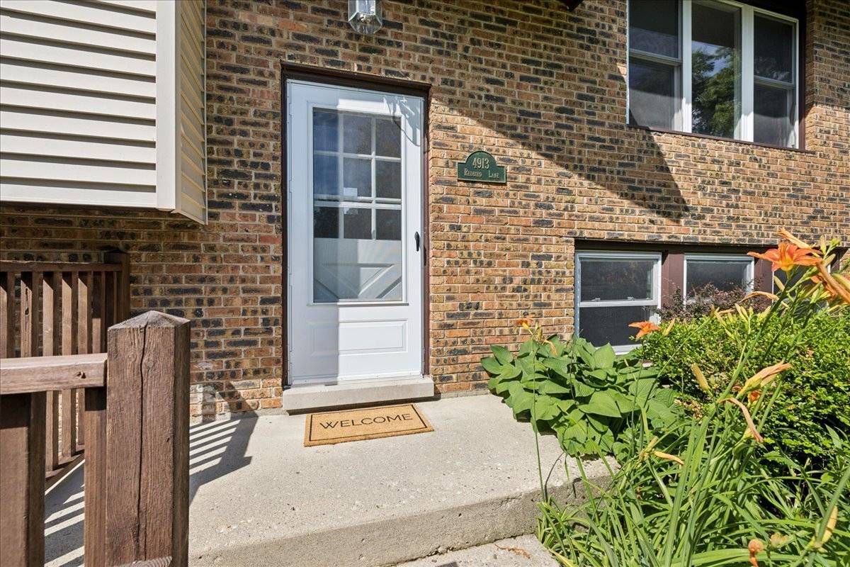 4913 Redbird LN, Crystal Lake, IL 60012