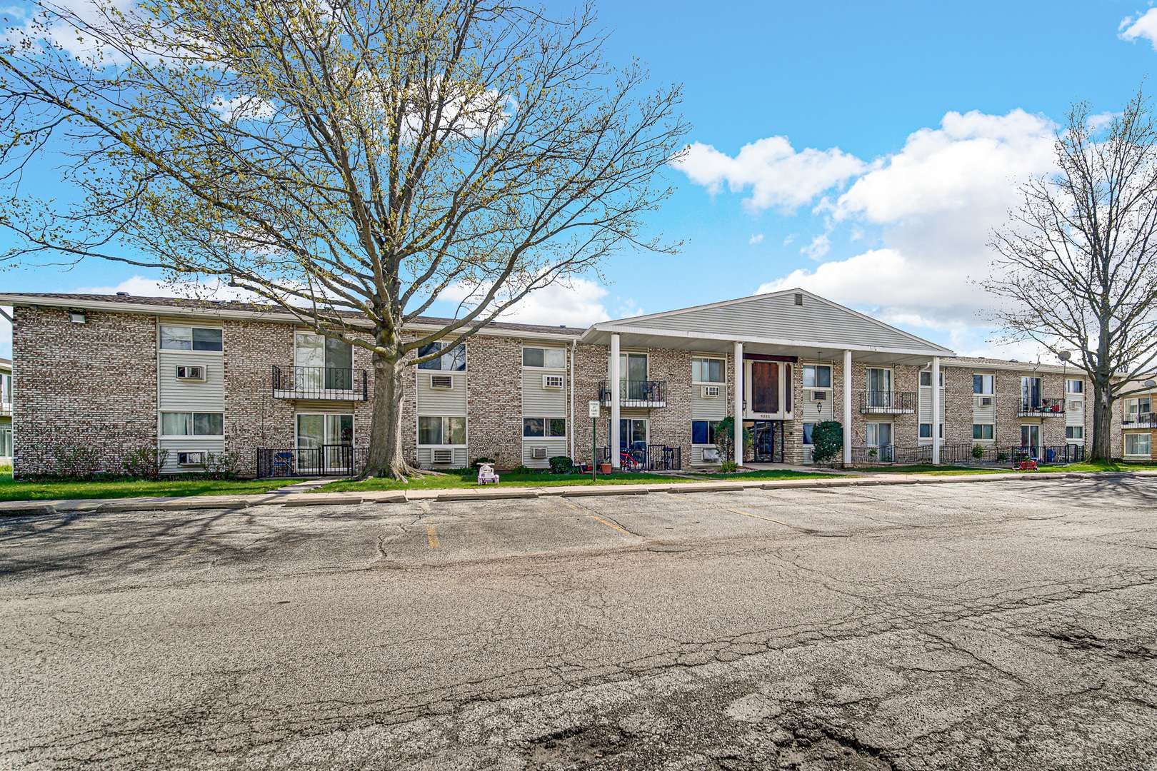 9351 LADYBIRD LN #1D, Des Plaines, IL 60016