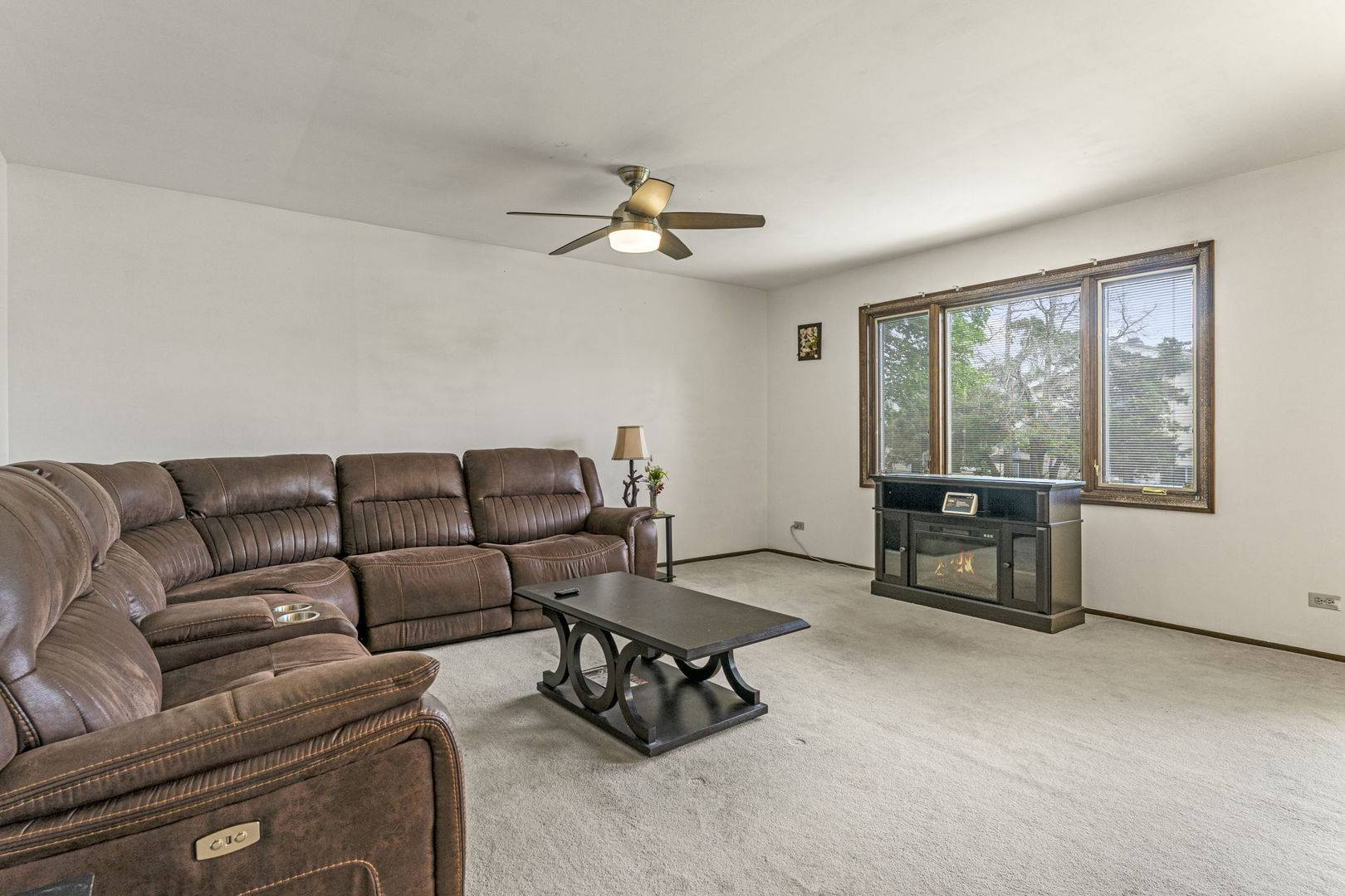 119 Garland CT, Glendale Heights, IL 60139