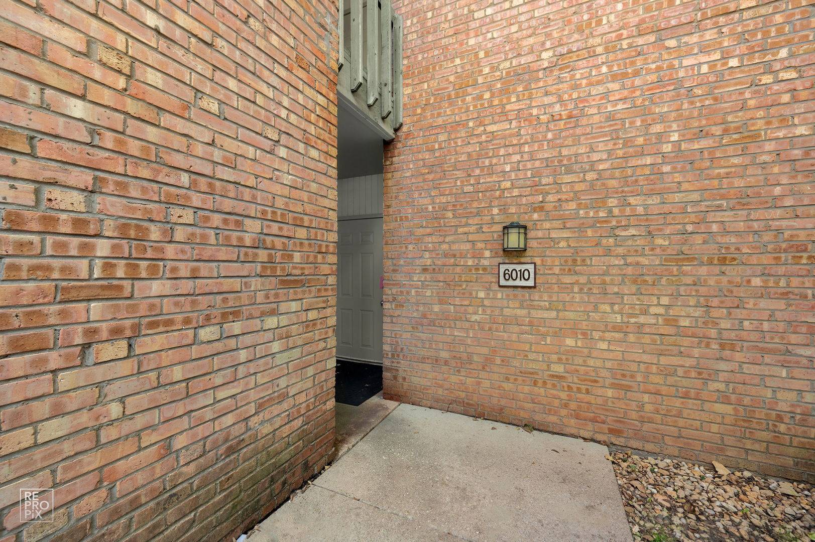 6010 Forest View RD #1B, Lisle, IL 60532