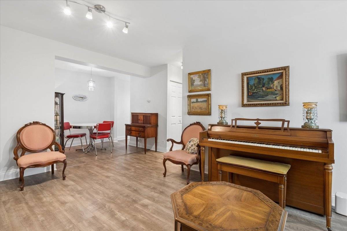 8455 W Leland AVE #204, Chicago, IL 60656