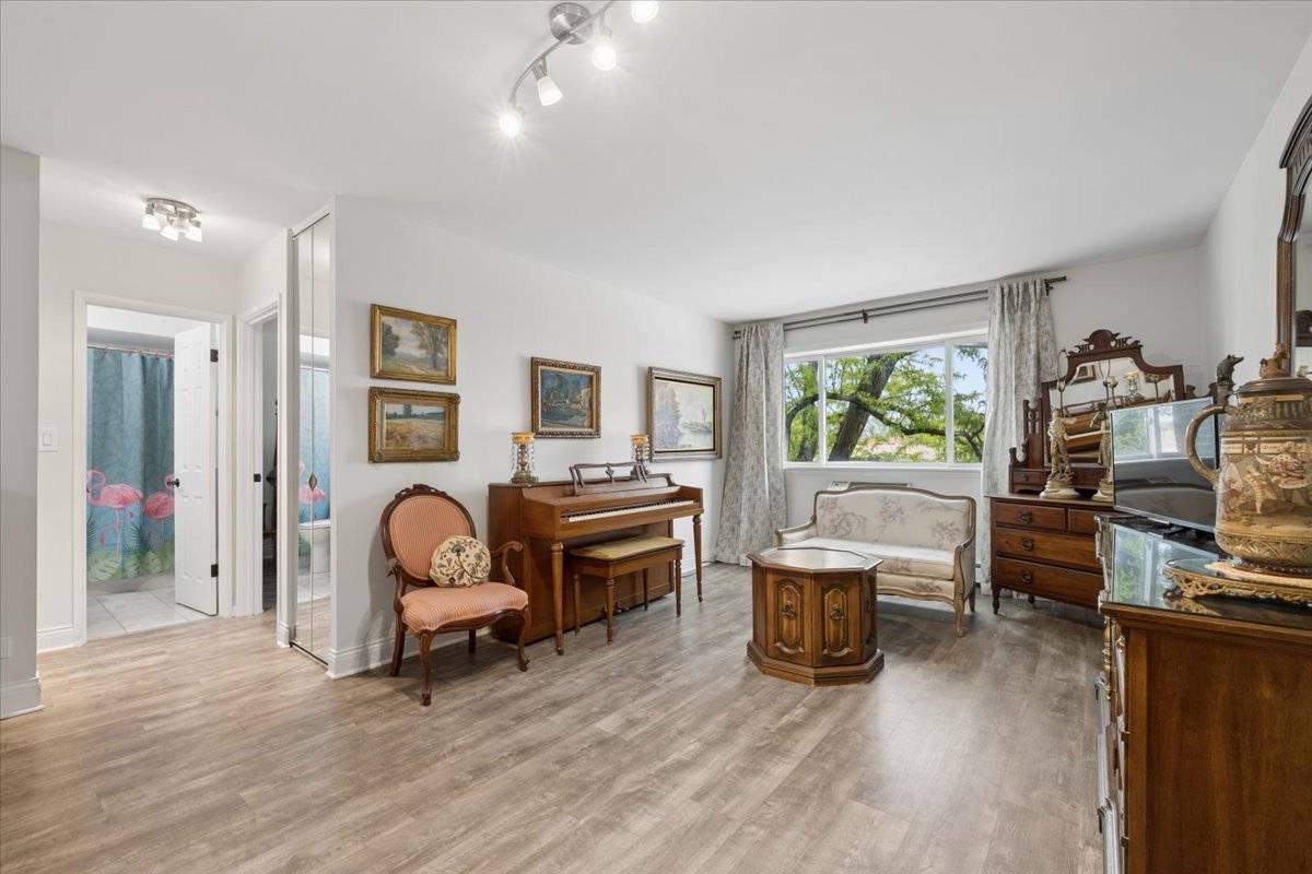 8455 W Leland AVE #204, Chicago, IL 60656