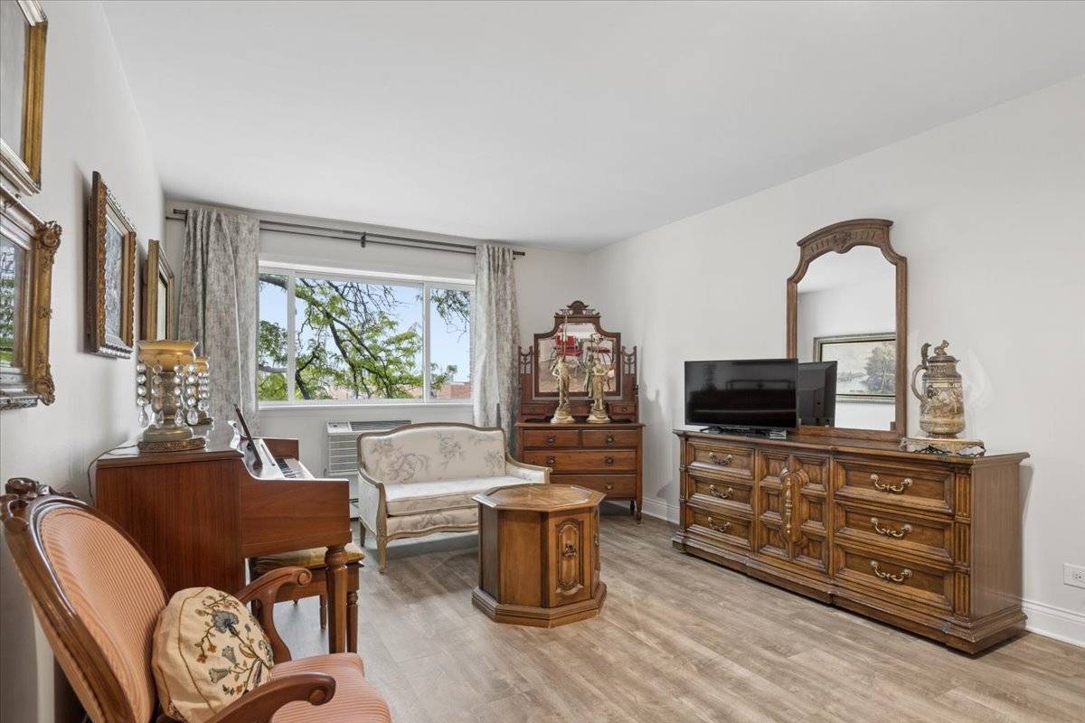 8455 W Leland AVE #204, Chicago, IL 60656