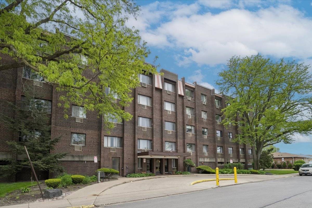 8455 W Leland AVE #204, Chicago, IL 60656