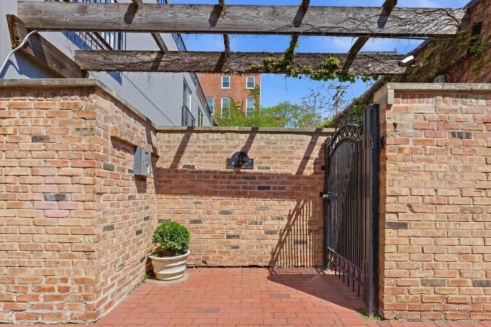 344 W Willow ST #A, Chicago, IL 60614