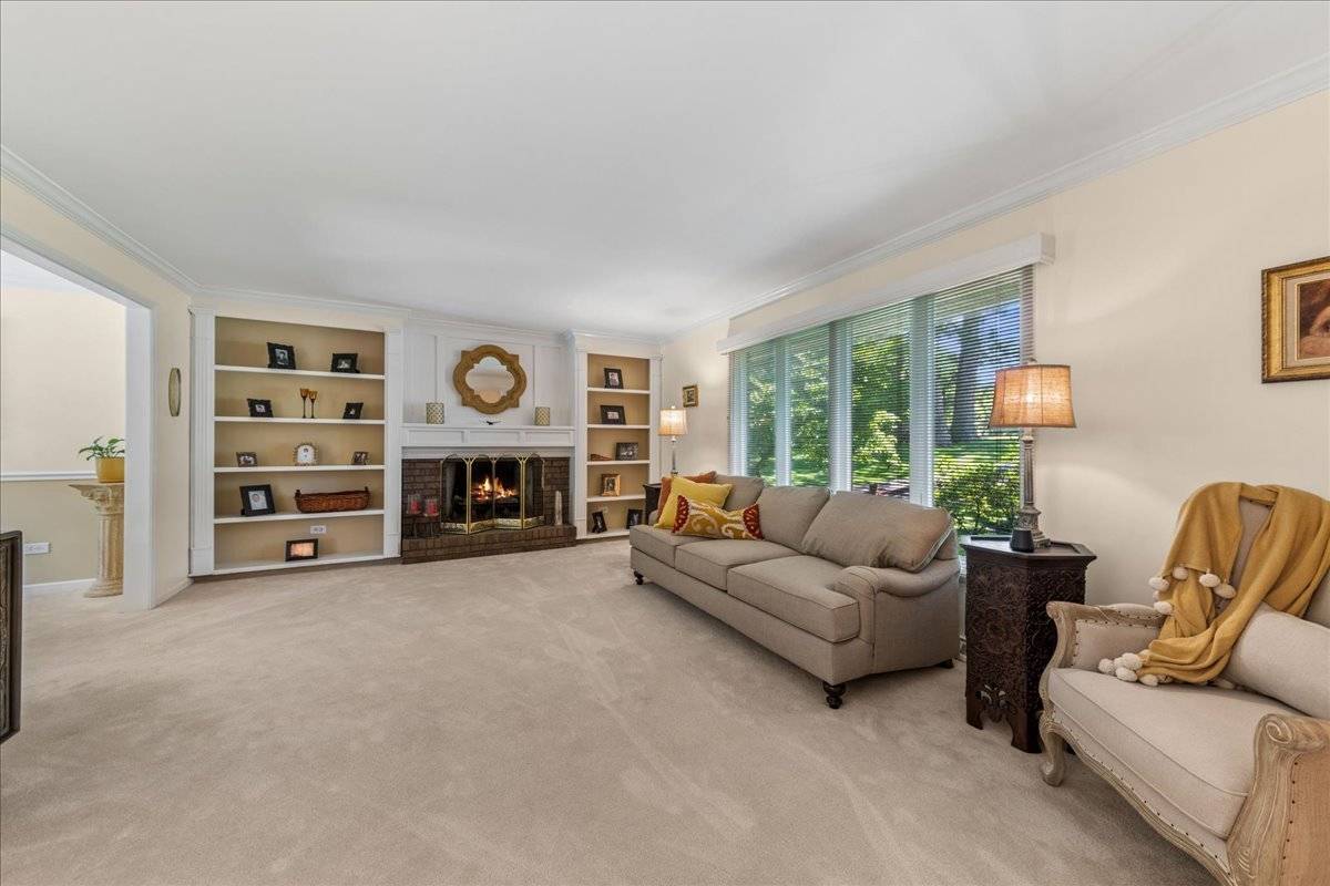 2244 Country Knoll LN, Elgin, IL 60123
