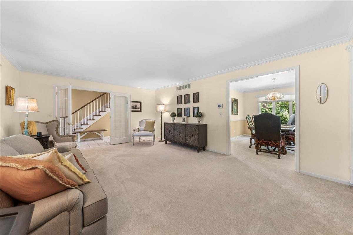 2244 Country Knoll LN, Elgin, IL 60123