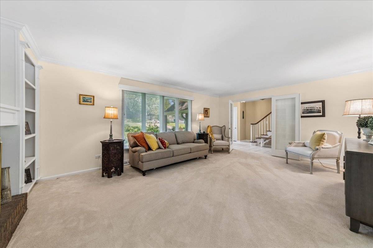 2244 Country Knoll LN, Elgin, IL 60123