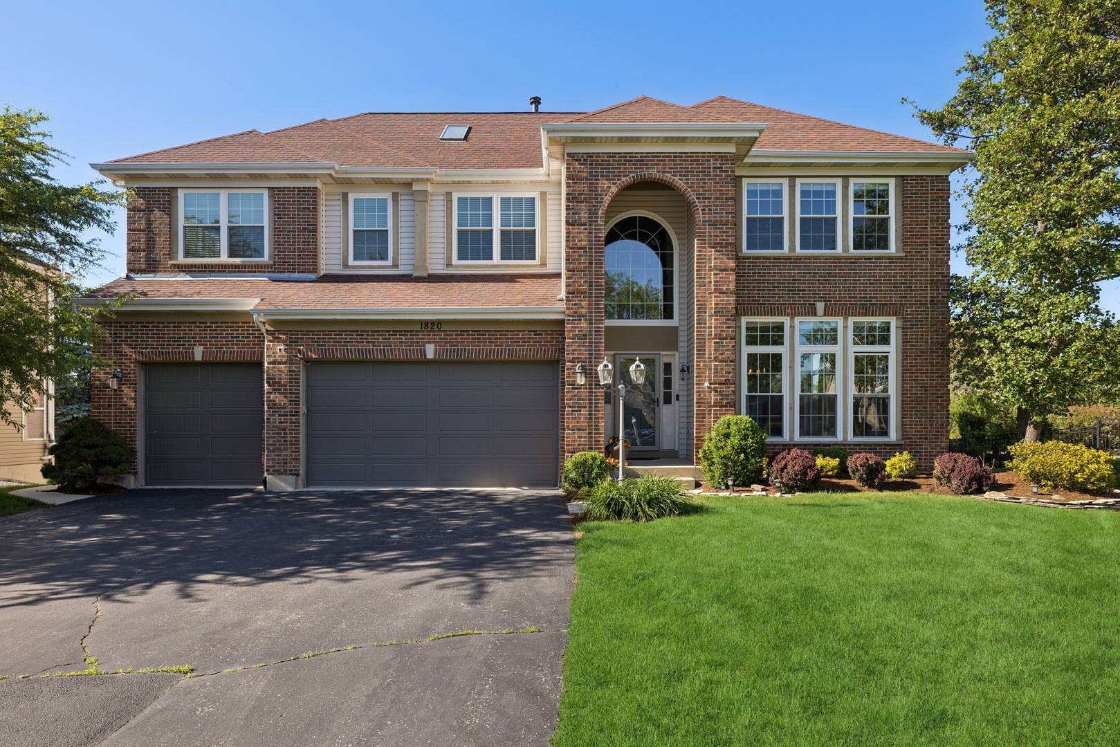 1820 Broadsmore DR, Algonquin, IL 60102