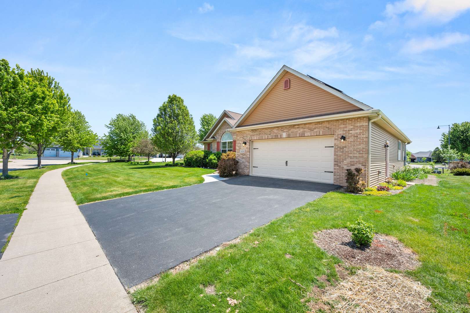 1418 Beach LN, Sycamore, IL 60178