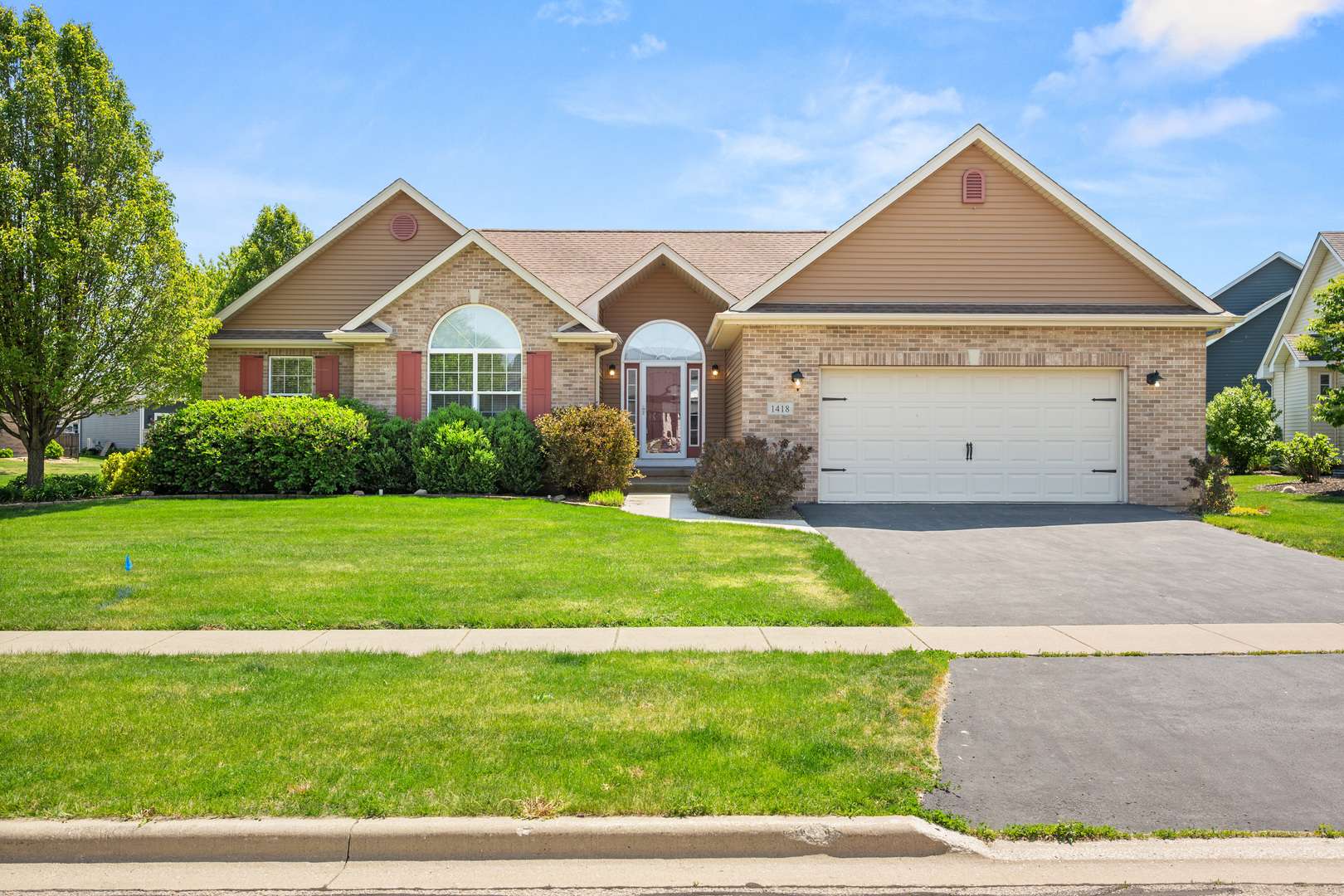 1418 Beach LN, Sycamore, IL 60178