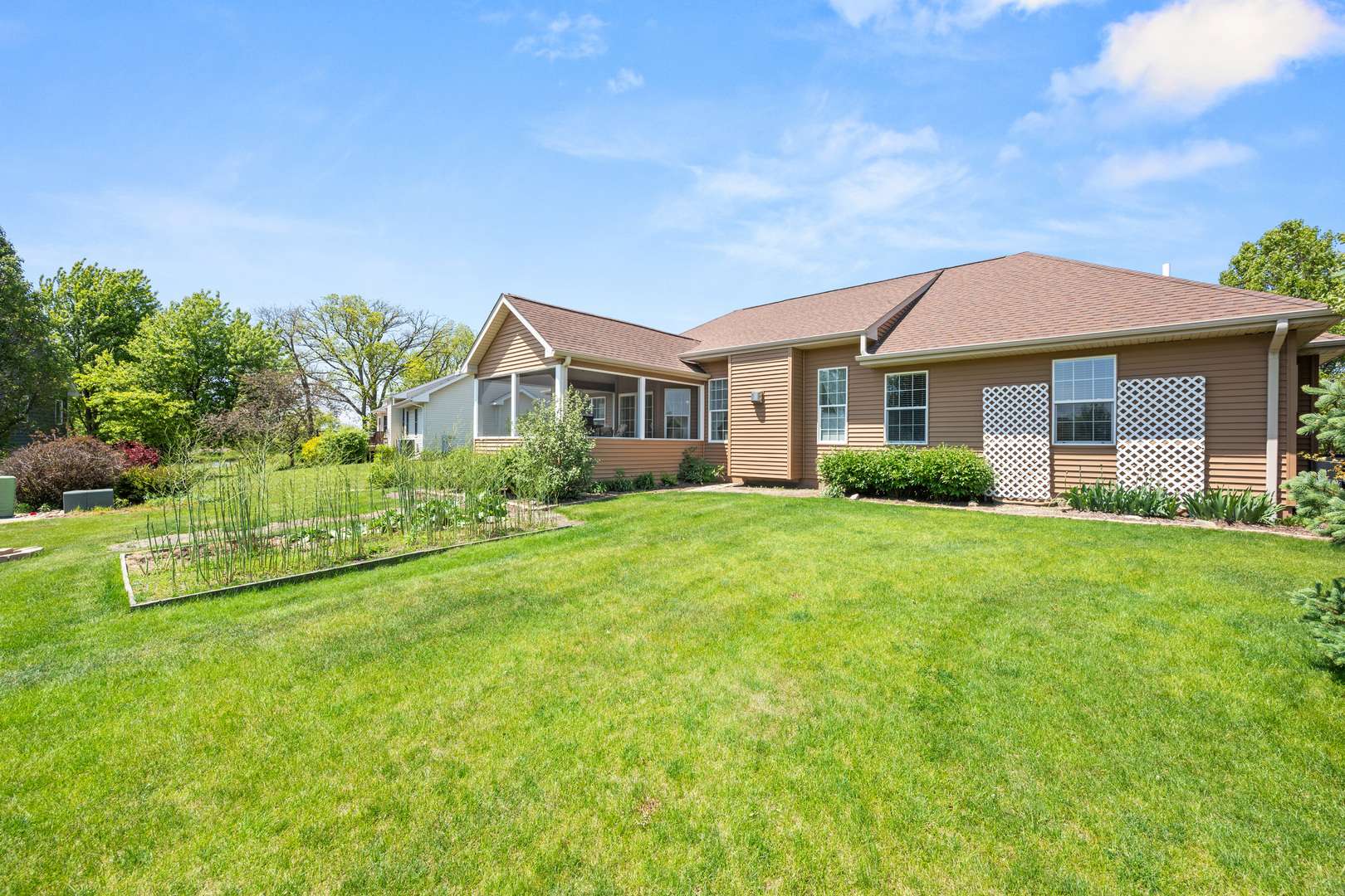1418 Beach LN, Sycamore, IL 60178