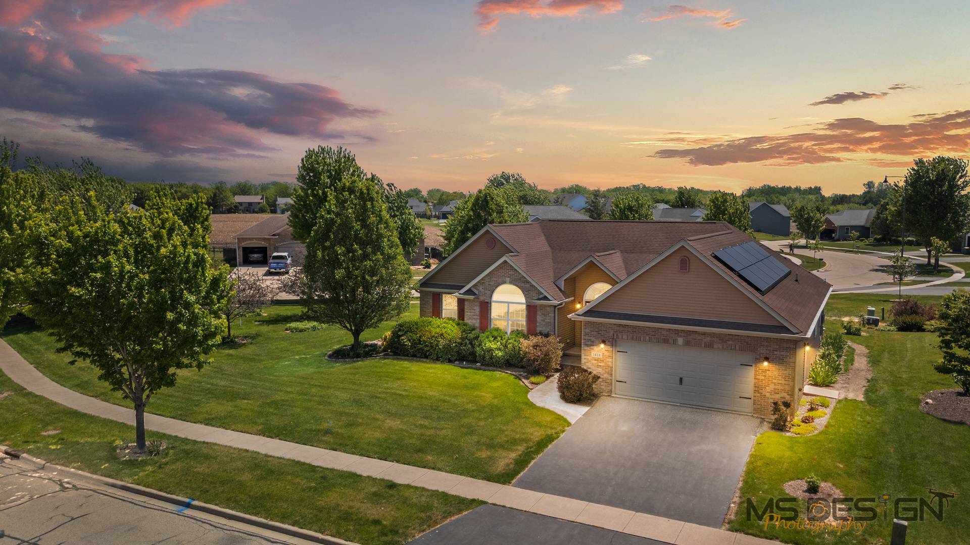 1418 Beach LN, Sycamore, IL 60178