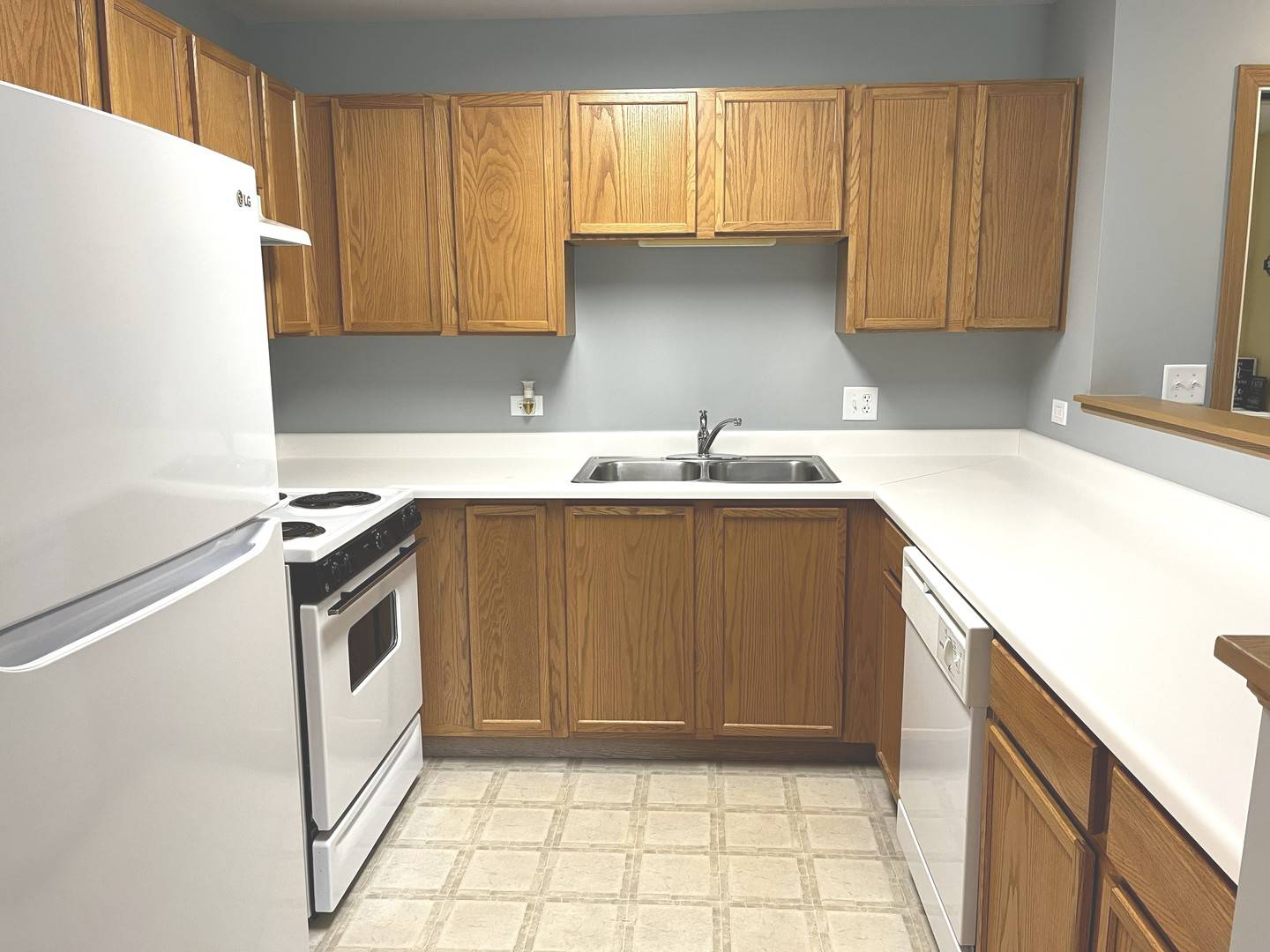801 N McLean BLVD #206, Elgin, IL 60123