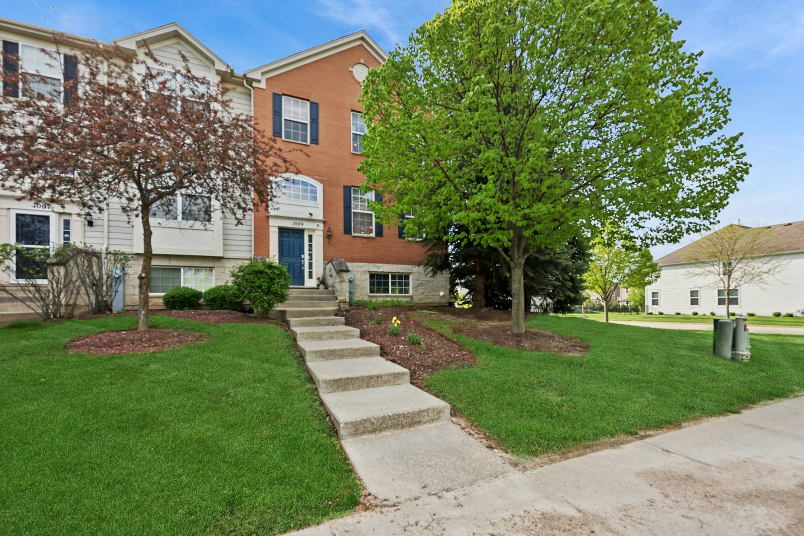 1009 Alberta RD, Elgin, IL 60124