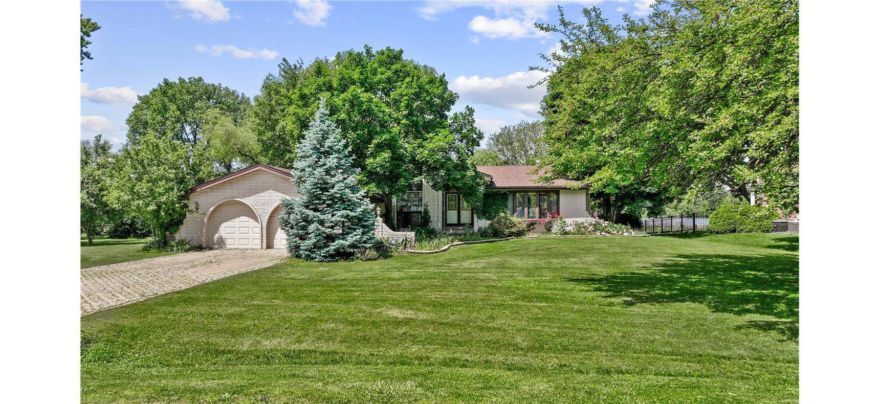 8408 Lakeside DR, Downers Grove, IL 60516